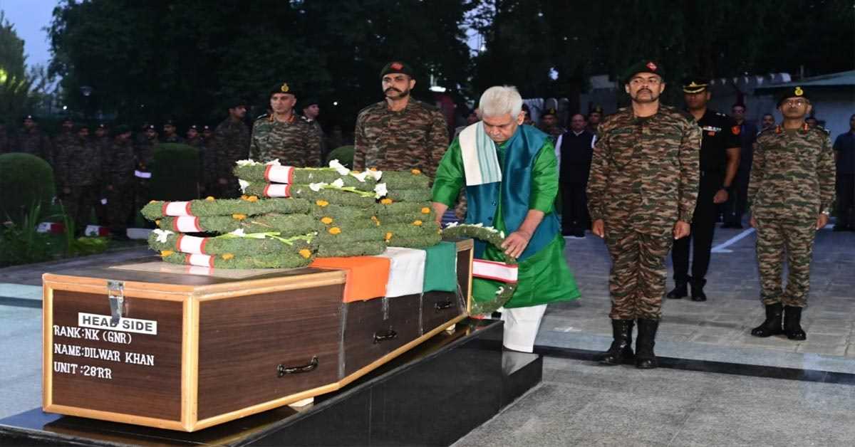 जम्मू-कश्मीर: एलजी ने कुपवाड़ा में शहीद हुए जवान को पुष्पांजलि अर्पित की